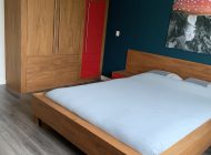 1 Slaapkamerkast en bed - eiken fineer - spuitwerk rood zijdeglans - rvs greep