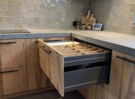 maatwerk-keuken-betonlook-werkblad-houten-bestekindeling