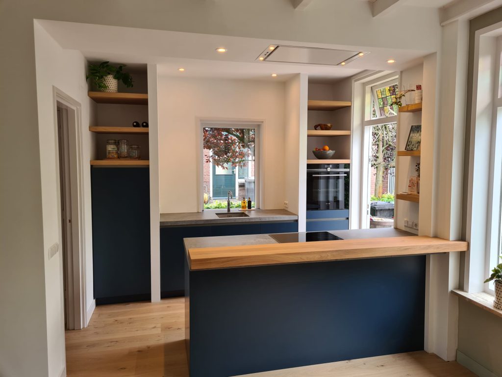 Blauwe keuken met houten details.