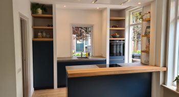 Blauwe keuken met houten details