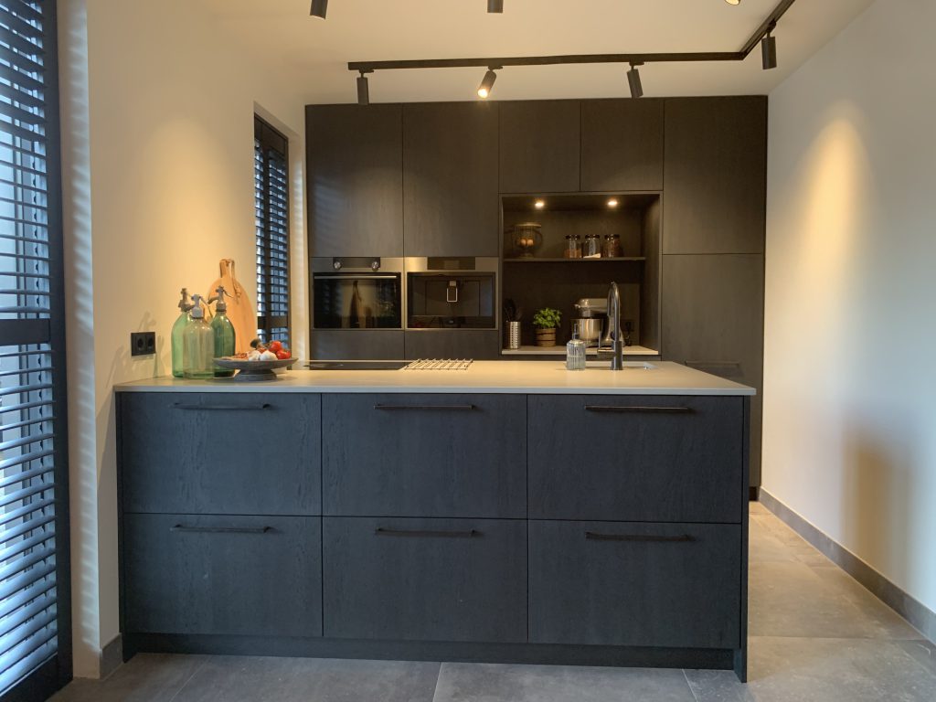 Keuken zwart eiken bronzen grepen betonlook werkblad